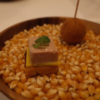 レストラン ラ・フロレゾン・ドゥ・タケウチ - 手前はとうもろこしパンケーキの上にファアグラ、奥はとうもろこしのカレーコロッケ