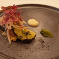 レストラン ラ・フロレゾン・ドゥ・タケウチ - 鰹の藁焼きと茄子のヴァリエ　ソースは大葉と行者にんにく