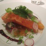シプレ - 秋サーモンと冬瓜のコンフィ　サラダ仕立てイクラとコンソメジュレ