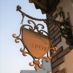 PIPOT - 外の看板。