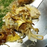 hiroshimafuuokonomiyakidaifuku - なんだか近所のオバチャンが焼いていたレトロスタイルのお好み焼きに似ています
            そこにガーリックパウダーをぶっかけた様な仕上がり
            主張の強いガーリックパウダーは入れないことをオススメ