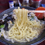 大王 - 麺は平打ち麺です