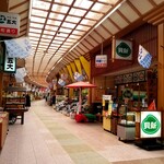 貝新フーズ - 寺町アーケードとお店。