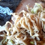 ケンちゃんラーメン - 極太縮れがまたスープに絡むんだなぁ➰