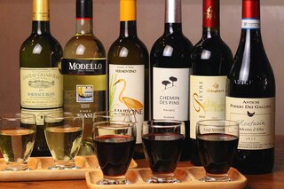 TORATTORIA COLLINA PICCOLA - いろいろなワインを少しずつ楽しみたい方には赤ワイン3種、白ワイン３種の飲みくらべメニューをご用意しています。