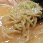 鐵 - 麺は中太麺で加水率高めのもちもち。