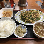 十八番 - 青椒肉絲定食(950円)