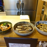 千代娘 - カウンターに並ぶおばんざいの一部