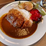 ワイルドダイニング - ロースカツカレー1200円(税込)を食べました。
            全体的に割高ですが、カレーメニューはボリュームあって比較的コスパ良いと思われます。