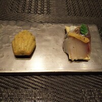 レストラン リューズ - マドレーヌ型のケークサレと柑橘でマリネした真鯵のカナッペ。相変わらずマドレーヌの状態が良いのは リューズさんの強み。だうやら こまめに焼き上げているようです。