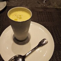 レストラン リューズ - 玉蜀黍の冷たいスープ。玉蜀黍の甘さを見事に引き出していて美味。