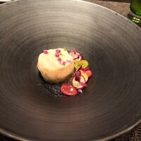 レストラン リューズ - 毛蟹の身にトマトのエスプーマ。写真では見えませんが大量のキャビアも隠れています。ジュレは昆布ジュレ。キャビアの塩気と共に頂く毛蟹は まさに鉄板の旨さ。昆布ジュレが 地味に良い働きをしています。