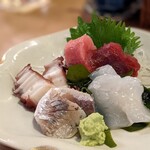 魚忠 - お刺身盛り合わせ（地タコ、マグロ赤身と中トロ、〆鯵、アカイカ）
