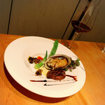 154875200 - 魚介のメイン料理のアワビのムニエル 白ワインソースです。
                                  程よい食感と白ワインの風味が素晴らしいです‼️