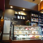 DAIBAN COFFEE cafe - 店内入ってすぐの光景✨ショーケースのケーキやフルーツ、コーヒーマイスター的な表彰状に目を奪われ、かき氷を頼むのを忘れたほどです。