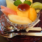 DAIBAN COFFEE cafe - プリンアラモード　780円✨このプリン、とっても可愛らしいサイズ感！キウイ、オレンジ、桃にスイカ、メロンにバナナと旬のフルーツを中心にスッキリ爽やかジューシーな組み合わせです。