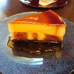 DAIBAN COFFEE cafe - プリンケーキ　530円✨プリンアラモードのプリンとは対照的な食感で滑らかクリーミー！仕上げに濃い目のカラメルをかけてくださいますが、カステラのようなスポンジがぐんぐん吸って見事な調和✨