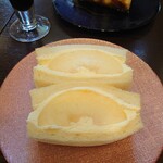 DAIBAN COFFEE cafe - 桃のサンドイッチ✨その時の桃(産地やサイズ)によって時価。この日は2切れで900円でした。瑞々しくて食べ応え十分な桃に塩気のあるしっとり食パン、程良い固さの生クリームでメリハリのあるフルサンです✨