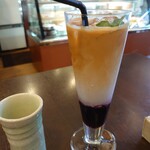 DAIBAN COFFEE cafe - 生葡萄のベリーラテ✨650円　葡萄のジュレがカフェラテに入っています。とてもフルーティーで華やかなドリンク✨癒やされました。長めのスプーンを下さるので葡萄ゾーンをすくったり混ぜたり◎✨