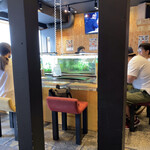 人類みな麺類 - 店内待ち席からの光景♪