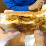 銀亭 - カレーパン　断面ん図