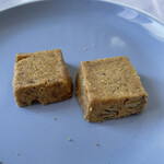 ラトリエヒロワキサカ - あー、美味しい。なんでしょうね、この深さ。同じ茶色のクッキーを続けて食べるのに、ひとつひとつの風味に食べるたびに驚く！
      美味しいなぁ。
      余韻に浸れるクッキー。
      大好き。