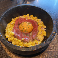 焼肉うしごろ 銀座並木通り店 - 和牛とトウモロコシの石焼ガ―リックライス