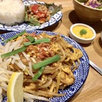 タイ料理 新宿ランブータン - 自家製パッタイ＋ミニガパオライスセット