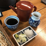 そば処 庄司屋 - 蕎麦湯と薬味。