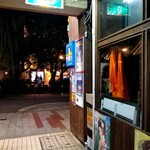 木屋町ゴールデン酒場 - その通路から高瀬川方向。