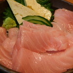 おいしい寿司と活魚料理 魚の飯 - 生本鮪大トロ丼のアップ