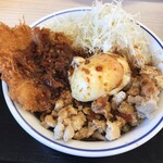 Katsuya - 期間限定 鶏ガパオチキンカツ丼
                      結構 辛い！！