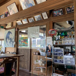 大漁丸 - 店内、芸能人の写真いっぱい