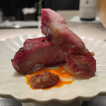 蓮心 - 2.四万十ポークの釜焼チャーシュー
      蓮心さんと言えばコレ！甘みの外側に肉汁の内側。噛めば噛むほど旨味が溢れ出て至福。