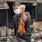 蓮心 - 3.特製北京ダック
      北京ダックを片手に笑顔の廣澤シェフ♪