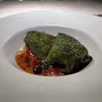 蓮心 - 5.甘長唐辛子の和牛肉詰め クミンの香り 豆鼓と塩漬け唐辛子のソース
      肉詰めから旨味ジュワリ。ピリリなソースとの掛け合いが素敵でした。