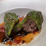 蓮心 - 5.甘長唐辛子の和牛肉詰め クミンの香り 豆鼓と塩漬け唐辛子のソース
      肉汁が溢れ出てきます、、、