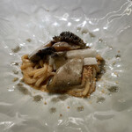 蓮心 - 8.鮑の和えそば 長芋の山葵漬け乗せ フィンガーライム添え
      フィンガーライムのプチプチ食感が新鮮でした。