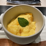 蓮心 - 13.メキシコ マンゴーと桃のプリン
      この日のデザートはマンゴーと桃の掛け合わせ。お互いを邪魔しない、引き立て合う素敵な締めくくりの一品でした。
      