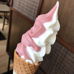 苗穂通り しあわせ食堂 - ミニ ソフトクリーム いちごミックス
