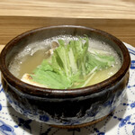 銀座 嘉祥 - スッポン鍋
熱々でグツグツと煮えた状態での提供です。
スッポンの大きな塊には、トロントロンのコラーゲンがたっぷり！
スープは薄味、スッポンのお出汁が染みる美味しさ♪
夏が旬の冬瓜が柔らかです。