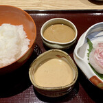 銀座 嘉祥 - 鯛茶漬け
鯛は淡路の天然物、ブリブリとして良い食感です。
胡麻ダレは2種類、奥が銀座うち山の物、手前は狩野料理長オリジナルの胡麻ダレです。
ご飯は山形県酒田市産のつや姫、香り甘み粘り共に素晴らしい！