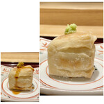 銀座 嘉祥 - 焼ごま豆腐
うち山さんの名物料理です。
豆腐に粉をふり焼いたごま豆腐、醤油を少し多めにかけて召し上がり下さいと。
熱々ですので、火傷に気を付けていただきます。