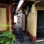 Kirihata - お店の横道。