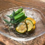 七輪焼肉 楽しいら - ナムル盛り合わせ
      （アスパラガス、ズッキーニ、オクラ）