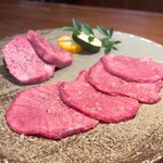 七輪焼肉 楽しいら - 黒タン食べ比べ 厚切り・薄切り