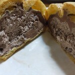 デイリーヤマザキ - クリームたっぷりチョコシュー、切ってみました