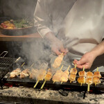 とり茶太郎 - 最高の齧り付き席です！尚、
      煙は上のダクトに凄い勢いで
      吸い上げられます‼︎