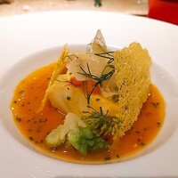 ラトリエ ドゥ ジョエル・ロブション - ⚫【主菜】「スープ  ドゥ  ポワソンでポシュしたスズキ  フヌイユのサラダをあしらって」