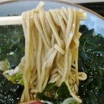 丸川屋 - 「わかめそば（温）」食べてますところです(10/25UP)